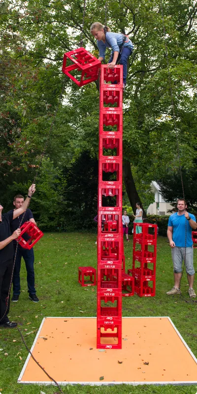 Kinder beim Kastenklettern auf dem JEKAMI Familienfest des Kastanienhof