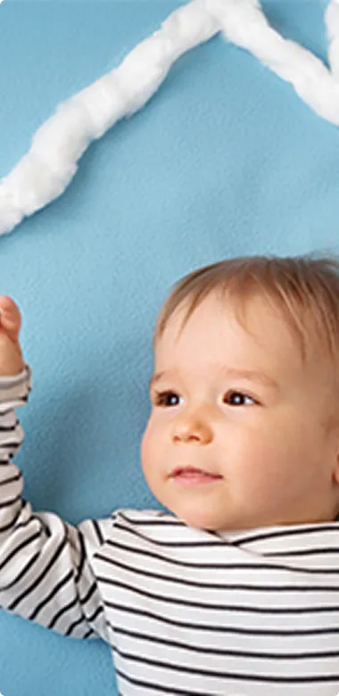 Säugling in liebevoller Betreuung der familiären Bereitschaftspflege