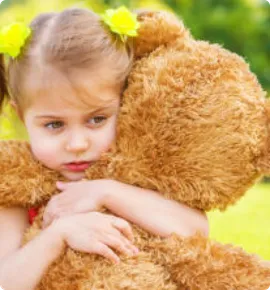 Kind mit Teddybär in der Vollzeitpflege