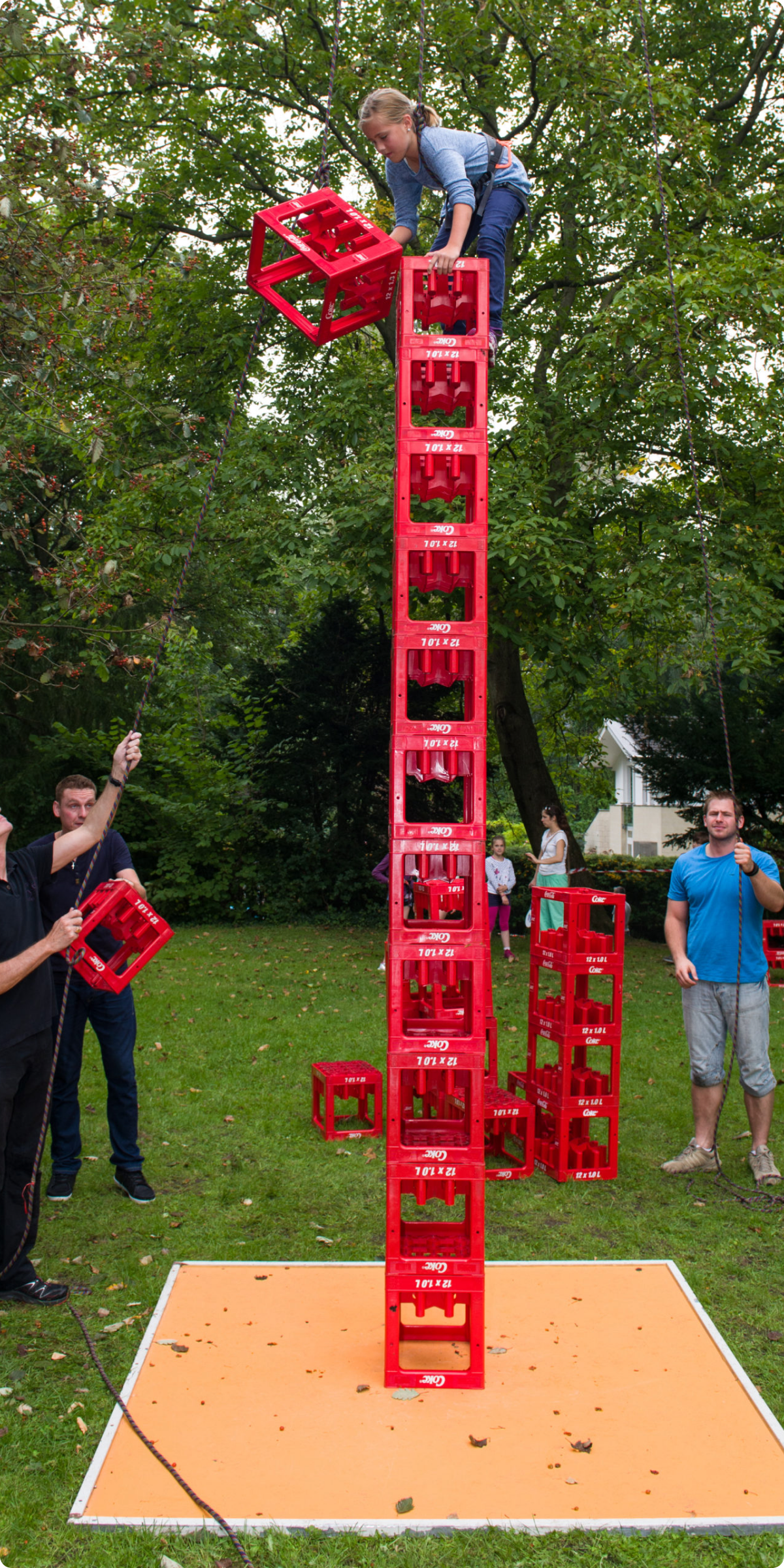 Kinder beim Kastenklettern auf dem JEKAMI Familienfest des Kastanienhof